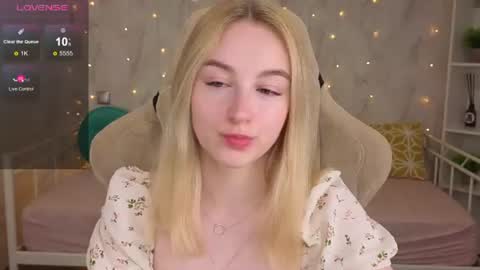 Snapshot of shy__polly chatting on 06/16/26, 12:02 Polly online show from 06/16/26, 12:02
