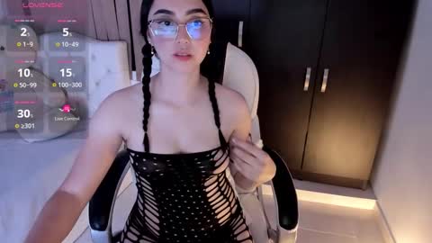 Snapshot of shy_angel4 chatting on 09/29/25, 02:27 Nahomy online show from 09/29/25, 02:27