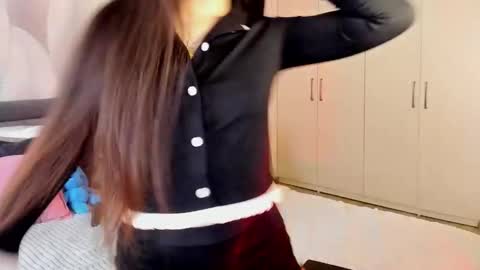 Snapshot of shy_bambiii chatting on 11/19/25, 03:06 Mika online show from 11/19/25, 03:06