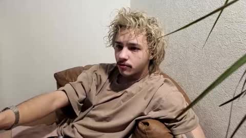 Snapshot of shy_boy17 chatting on 02/16/26, 02:57 your shy boy online show from 02/16/26, 02:57