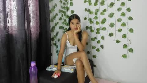 Snapshot of shy_brunnette chatting on 05/17/26, 01:29 Canela online show from 05/17/26, 01:29
