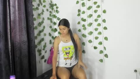 Snapshot of shy_brunnette chatting on 05/23/26, 01:15 Canela online show from 05/23/26, 01:15