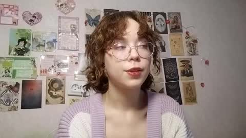 Snapshot of shy_kiss_twinkle_bloop chatting on 10/01/25, 01:06 Milena online show from 10/01/25, 01:06