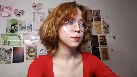 Snapshot of shy_kiss_twinkle_bloop chatting on 10/21/25, 01:12 Milena online show from 10/21/25, 01:12