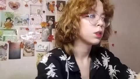 Snapshot of shy_kiss_twinkle_bloop chatting on 10/30/25, 01:01 Milena online show from 10/30/25, 01:01