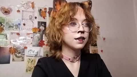 Snapshot of shy_kiss_twinkle_bloop chatting on 10/31/25, 02:07 Milena online show from 10/31/25, 02:07