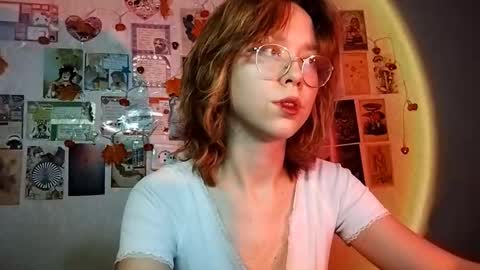 Snapshot of shy_kiss_twinkle_bloop chatting on 11/20/25, 01:11 Milena online show from 11/20/25, 01:11