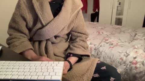 Snapshot of shyboy0533 chatting on 12/21/25, 04:25 shyboy0533 online show from 12/21/25, 04:25