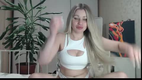Snapshot of shyevaa chatting on 05/18/26, 04:13 Eva online show from 05/18/26, 04:13