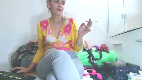 Snapshot of shyhotsquirt chatting on 02/09/25, 02:06 Shyhotsquirt online show from 02/09/25, 02:06