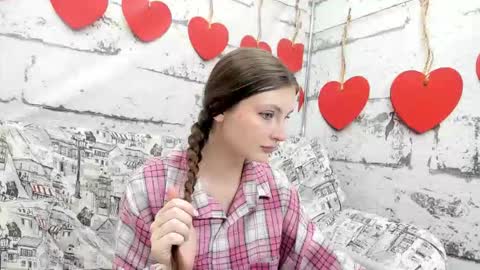 Snapshot of shyly_lisa chatting on 09/30/25, 01:32 shyly_lisa online show from 09/30/25, 01:32