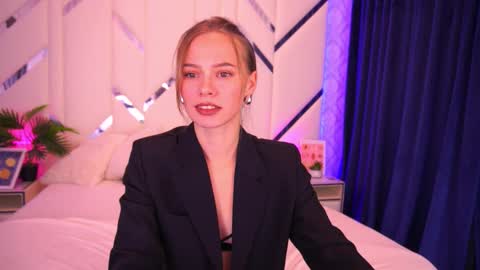 Snapshot of shyysiren chatting on 10/14/25, 02:18 shyysiren online show from 10/14/25, 02:18