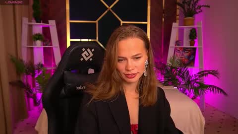 Snapshot of shyysiren chatting on 10/24/25, 02:13 shyysiren online show from 10/24/25, 02:13