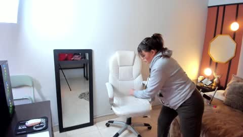 Mia online show from 12/01/24, 04:29