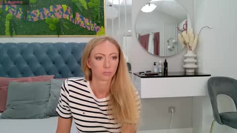 Snapshot of siennapierce chatting on 09/14/25, 04:11 Sienna online show from 09/14/25, 04:11