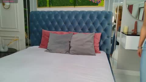 Sienna online show from 12/15/25, 05:01