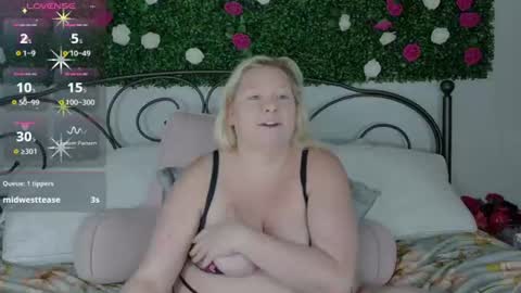 Snapshot of siennaxluxx chatting on 07/25/26, 04:15 Sienna Luxx online show from 07/25/26, 04:15