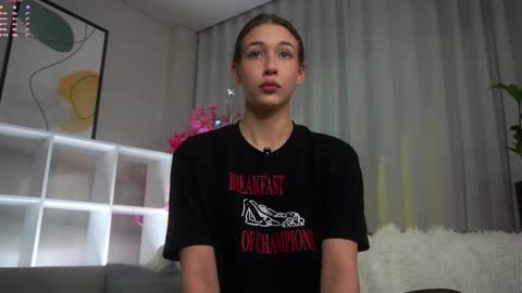 Snapshot of signehinz chatting on 09/28/25, 11:48 Eva online show from 09/28/25, 11:48