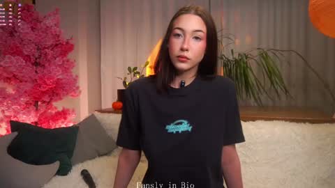 Snapshot of signehinz chatting on 10/24/25, 11:50 Eva online show from 10/24/25, 11:50