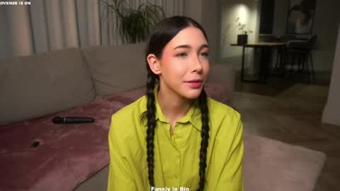 Snapshot of signehinz chatting on 11/20/25, 11:32 Eva online show from 11/20/25, 11:32