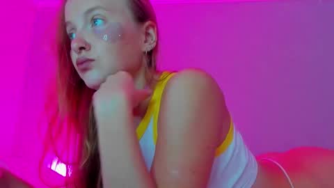 Snapshot of silky_huzelnut chatting on 09/09/25, 08:25 Mila online show from 09/09/25, 08:25