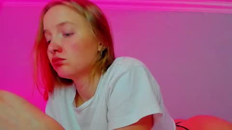 Snapshot of silky_huzelnut chatting on 09/13/25, 11:43 Mila online show from 09/13/25, 11:43