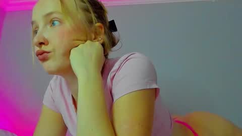 Snapshot of silky_huzelnut chatting on 09/22/25, 09:11 Mila online show from 09/22/25, 09:11