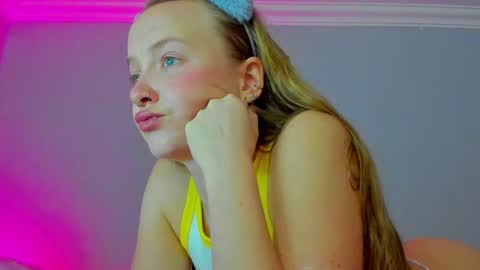 Snapshot of silky_huzelnut chatting on 09/24/25, 08:50 Mila online show from 09/24/25, 08:50