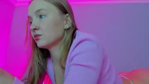 Snapshot of silky_huzelnut chatting on 09/29/25, 08:30 Mila online show from 09/29/25, 08:30