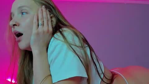 Snapshot of silky_huzelnut chatting on 09/30/25, 08:03 Mila online show from 09/30/25, 08:03