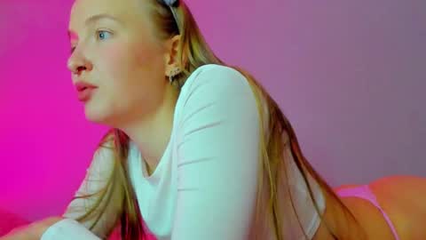 Snapshot of silky_huzelnut chatting on 10/05/25, 09:07 Mila online show from 10/05/25, 09:07