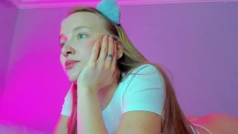 Snapshot of silky_huzelnut chatting on 10/23/25, 08:02 Mila online show from 10/23/25, 08:02