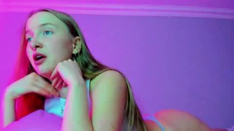 Snapshot of silky_huzelnut chatting on 12/04/25, 07:39 Mila online show from 12/04/25, 07:39