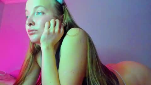 Snapshot of silky_huzelnut chatting on 12/18/25, 08:20 Mila online show from 12/18/25, 08:20