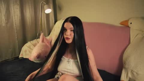 Snapshot of silkyfin chatting on 12/15/25, 04:33 Nixie online show from 12/15/25, 04:33