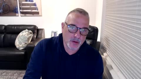 Snapshot of silveroli187 chatting on 02/27/25, 02:43 silveroli187 online show from 02/27/25, 02:43