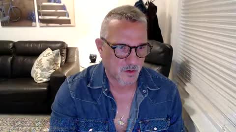 Snapshot of silveroli187 chatting on 09/19/25, 02:18 silveroli187 online show from 09/19/25, 02:18