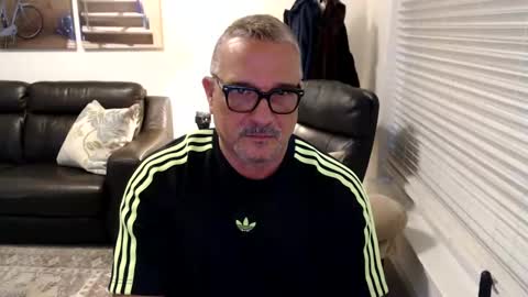 Snapshot of silveroli187 chatting on 09/20/25, 02:40 silveroli187 online show from 09/20/25, 02:40