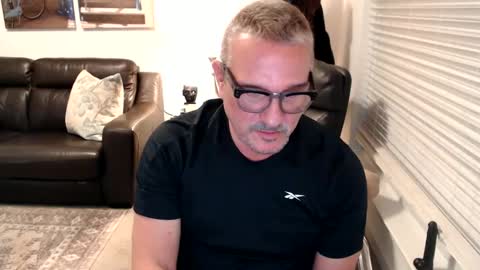 Snapshot of silveroli187 chatting on 09/29/25, 04:01 silveroli187 online show from 09/29/25, 04:01