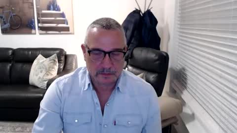 Snapshot of silveroli187 chatting on 11/30/25, 04:11 silveroli187 online show from 11/30/25, 04:11