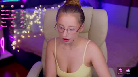 Snapshot of silverrmoon chatting on 11/13/25, 09:41 Kristina Kris online show from 11/13/25, 09:41