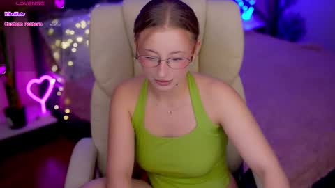 Snapshot of silverrmoon chatting on 12/02/25, 07:53 Kristina Kris online show from 12/02/25, 07:53