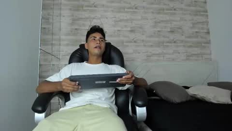 simon_pernia online show from 12/01/25, 06:57