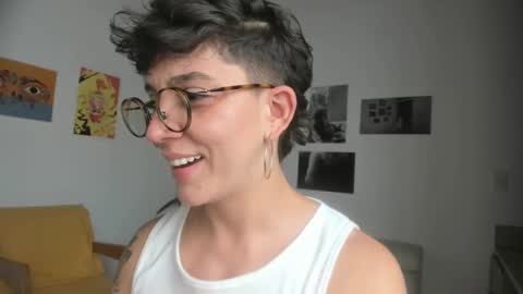 Snapshot of simone_4201 chatting on 02/11/25, 06:44 Sim. online show from 02/11/25, 06:44