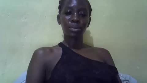 Snapshot of simplyloy33 chatting on 04/20/26, 01:47 simplyloy33 online show from 04/20/26, 01:47