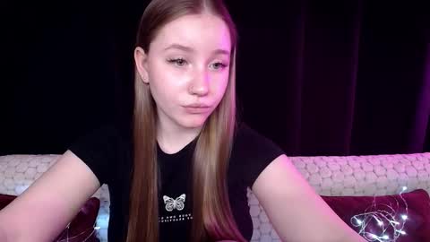 Snapshot of sindiwatsoon chatting on 12/15/24, 04:15 Sindi online show from 12/15/24, 04:15