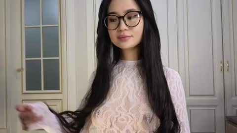Snapshot of sinsemillaa chatting on 05/24/26, 04:01 Ellie online show from 05/24/26, 04:01