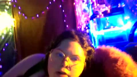 Snapshot of siofra chatting on 12/14/25, 01:33 Siofra online show from 12/14/25, 01:33