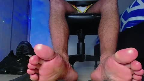 only foot                         worshipers here online show from 02/07/26, 04:38