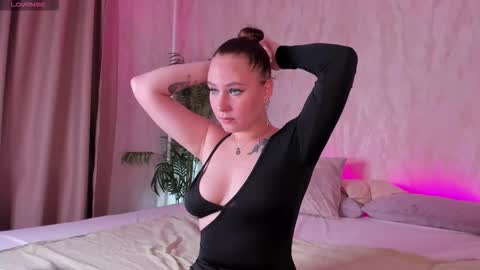 Snapshot of sira_fey chatting on 09/16/25, 08:15 Sheils online show from 09/16/25, 08:15